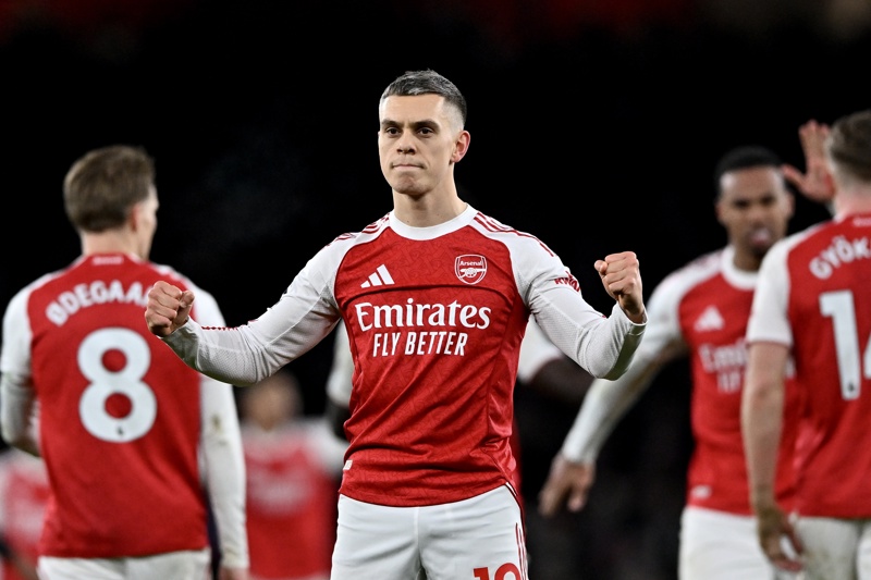 El poderoso Arsenal mantiene su racha victoriosa en la Premier con un contundente triunfo sobre el Aston Villa.