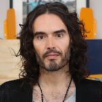 La investigación contra Russell Brand se profundiza: Dos nuevas denuncias por abuso sexual y acoso enredan al comediante en un escándalo sin precedentes.