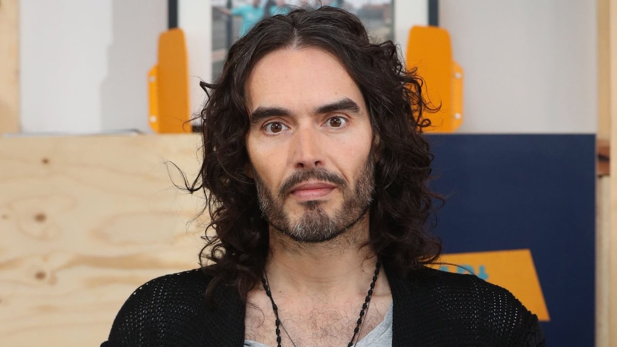 La investigación contra Russell Brand se profundiza: Dos nuevas denuncias por abuso sexual y acoso enredan al comediante en un escándalo sin precedentes.
