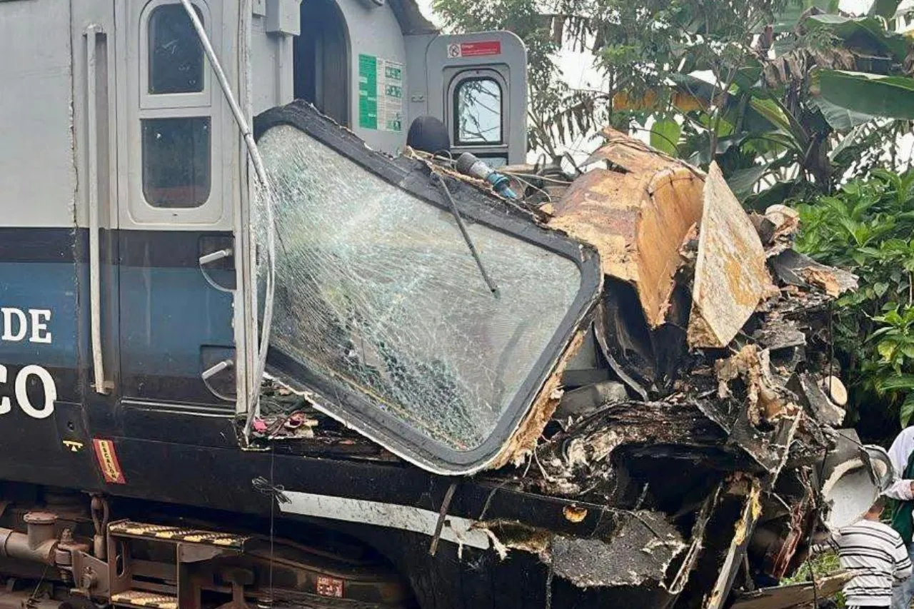Desafío en la ruta del Sur: Trágica colisión entre tren y camión en Chiapas dejan víctimas y daños materiales indiscriminados.