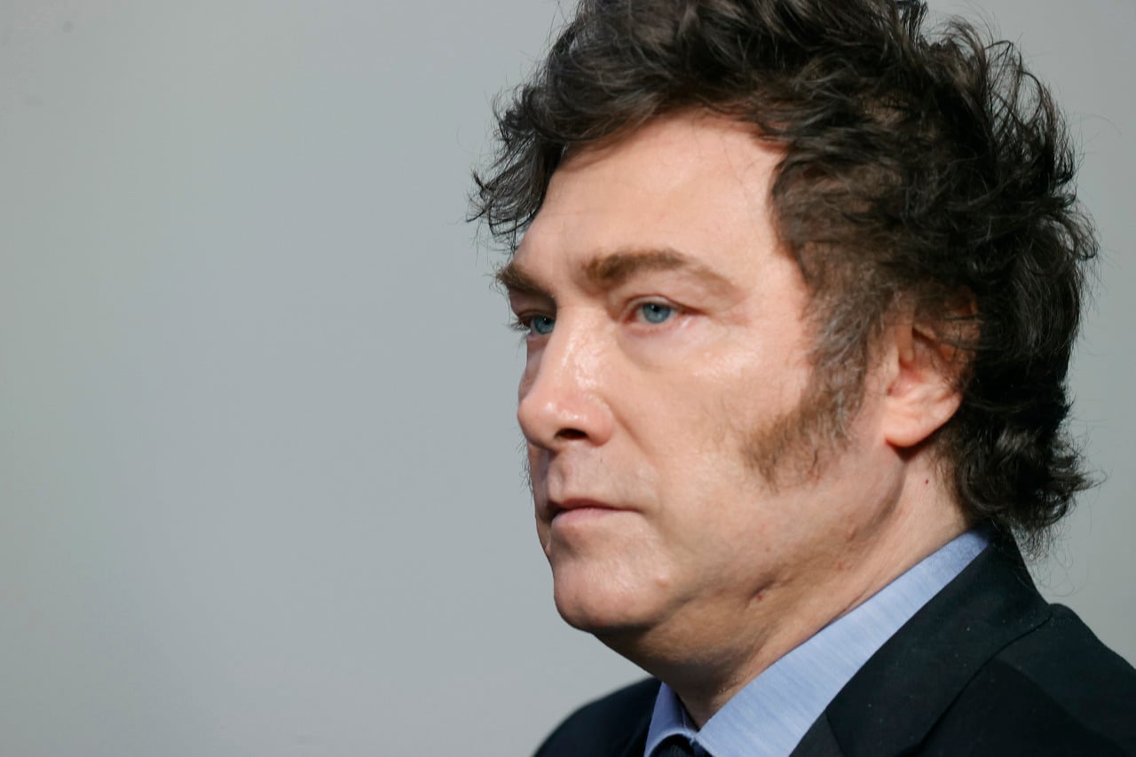 El líder sudamericano Milei afronta la crítica internacional mientras su imagen presidencial se enfrenta al desafío de superar un rechazo masivo