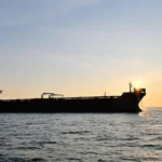 La Marina Rusa Salva al Petrolero Huidor de la Amenaza Nacional: Un Gesto Decisivo en el Mar Mediterráneo.