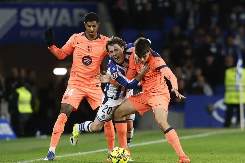 El líder en peligro: La Real Sociedad hace caer al Barcelona con un golpeazo en Anoeta y pone en jaque su dominio en liga.
