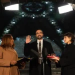 La multitud enardecida celebra la llegada del nuevo líder con una exhibición de pasión y orgullo en el corazón de Manhattan.