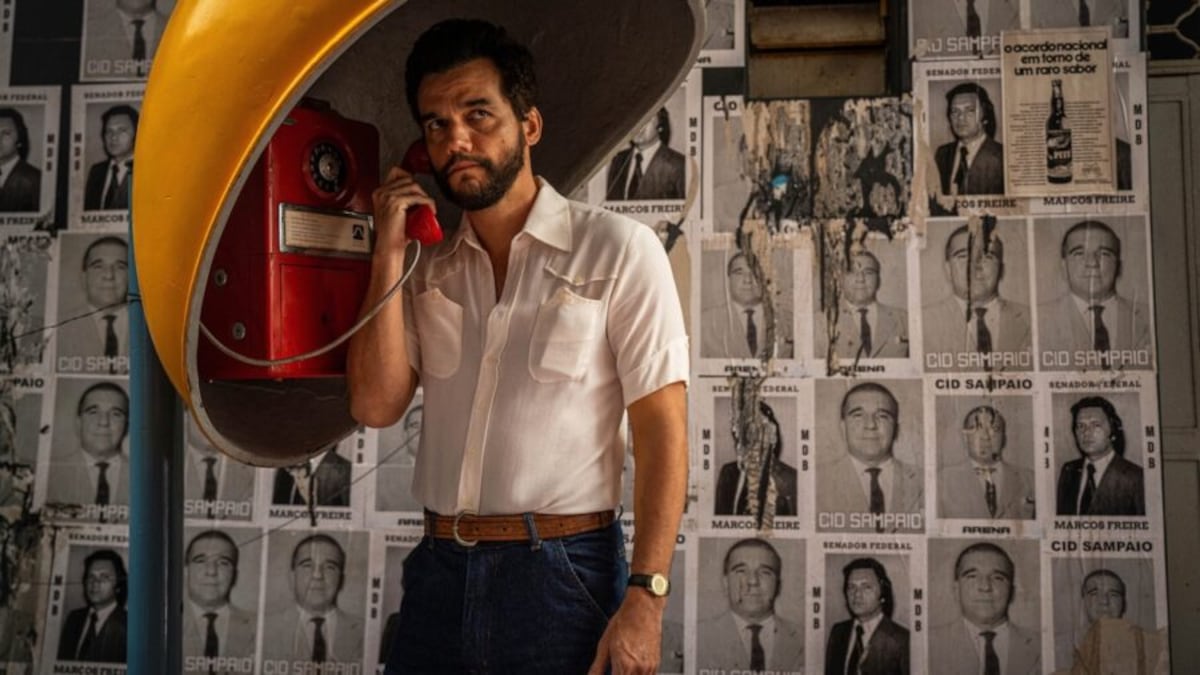 "Eminencia en la noche del cine: El visionario director de 'El agente secreto' recibe el máximo galardón en una noche estrellada"