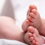 Descubrimiento chocante en un contenedor de residuos: una vida breve y trágica nace en la basura