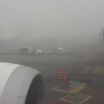 La niebla cubre la capital: El Aeropuerto Internacional de la Ciudad de México se ve obligado a suspender sus operaciones debido a la densa neblina que afecta su capacidad de vuelo.