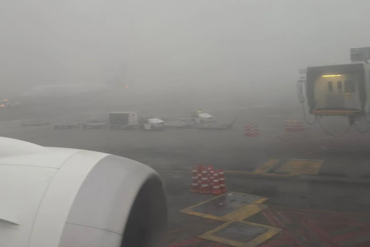La niebla cubre la capital: El Aeropuerto Internacional de la Ciudad de México se ve obligado a suspender sus operaciones debido a la densa neblina que afecta su capacidad de vuelo.