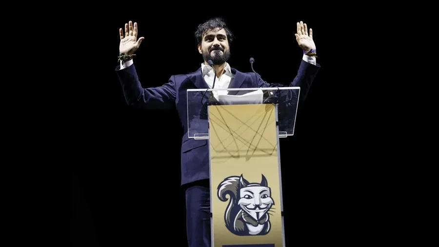 "Eurodiputado denuncia 'amnistía masiva' al cuestionar regularización de miles de migrantes sin condiciones"