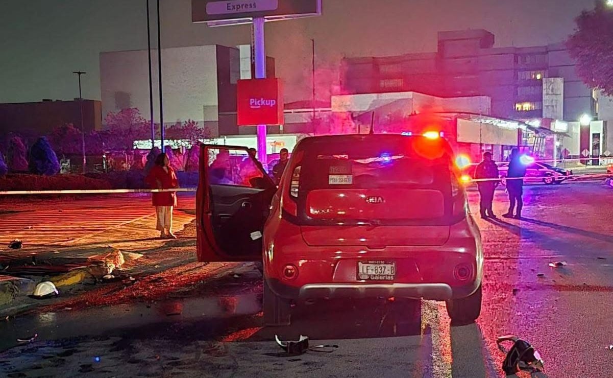 Impacta automovilista a dos personas a bordo de una motocicleta